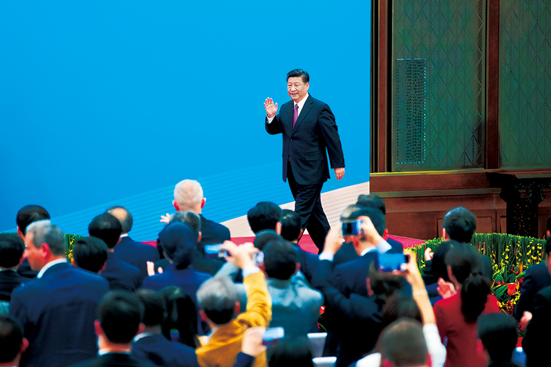 2019年4月27日，第二屆“一帶一路”國際合作高峰論壇在北京雁棲湖國際會(huì)議中心舉行圓桌峰會(huì)，國家主席習(xí)近平主持會(huì)議并致開幕辭。圓桌峰會(huì)閉幕后，習(xí)近平會(huì)見中外記者，介紹第二屆“一帶一路”國際合作高峰論壇圓桌峰會(huì)情況和主要成果。這是習(xí)近平步入記者會(huì)現(xiàn)場。 