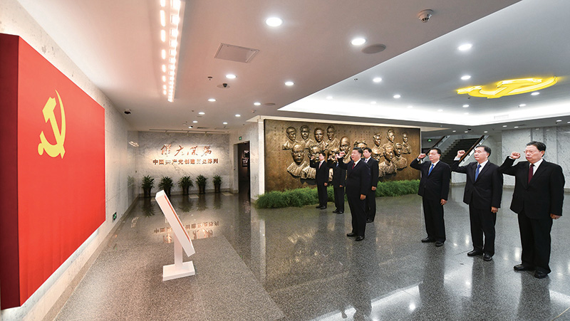 2017年10月31日，中共中央總書記、國家主席、中央軍委主席習(xí)近平帶領(lǐng)中共中央政治局常委李克強、栗戰(zhàn)書、汪洋、王滬寧、趙樂際、韓正，瞻仰上海中共一大會址和浙江嘉興南湖紅船。這是31日上午，在上海中共一大會址紀念館，習(xí)近平帶領(lǐng)其他中共中央政治局常委同志一起重溫入黨誓詞。 