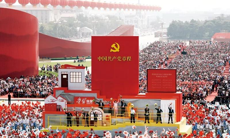 2019年10月1日上午，慶祝中華人民共和國成立70周年大會在北京天安門廣場隆重舉行。這是群眾游行中的“從嚴治黨”方陣。新華社記者 蘭紅光/攝