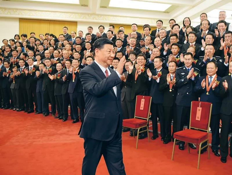 2019年6月25日，黨和國家領導人習近平、李克強、王滬寧等在北京人民大會堂會見第九屆全國“人民滿意的公務員”和“人民滿意的公務員集體”受表彰代表。新華社記者 李學仁/攝